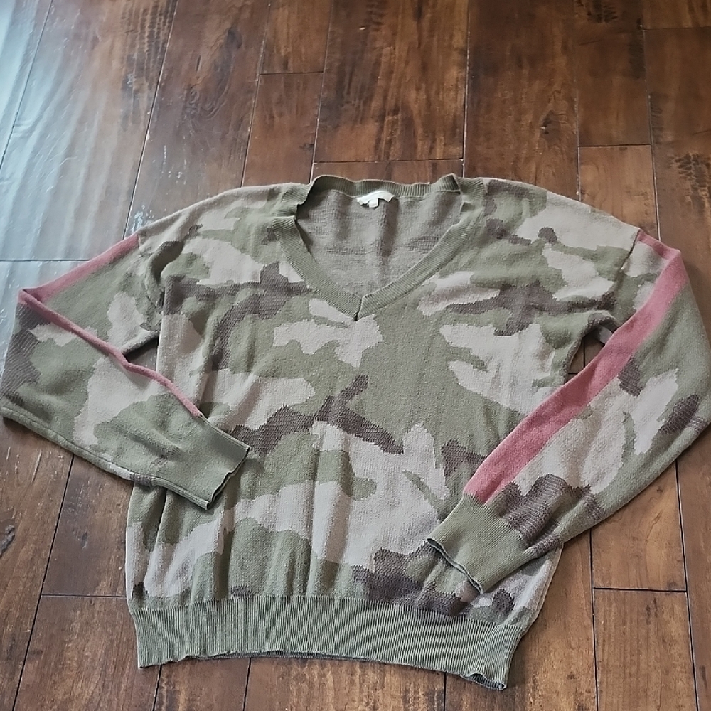 3/$15! Mystree Camouflage V-Neck Sweater with Maroon Accent On Sleeve Size Large